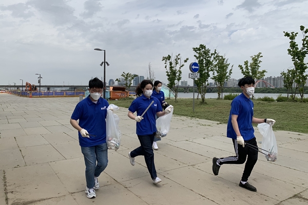 해바라기 봉사단 5기 1조 대학생들이 26일 서울 영등포구 여의도 한강공원에서 쓰레기를 줍고있다.  (사진=bhc)