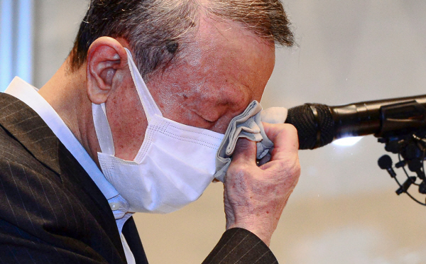 홍원식 남양유업 회장이 최근 자사 유제품 불가리스가 신종 코로나바이러스 감염증(코로나19) 억제 효과가 있다는 발표로 빚어진 논란과 관련해 대국민 사과를 하다 흐르는 눈물을 닦고 있는 모습. (사진=연합뉴스)