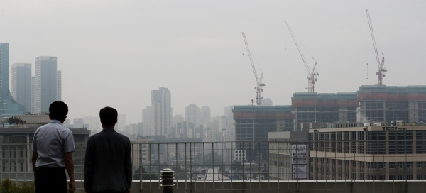 김부겸 국무총리가 28일 오전 국회에서 열린 당정청 협의회에서 "세종시 아파트 특별공급에 관한 문제가 국민께 큰 실망을 끼쳤다"며 "당정청이 세종 이전기관 특별공급 제도 전반을 재검토할 것"이라고 말했다. 사진은 이날 오전 세종시 정부세종청사에서 공무원들이 옥상정원에서 대화하는 모습. (사진=연합뉴스)