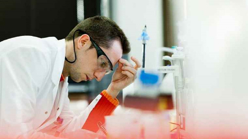 글락소 스미스 클라인(GSK) 연구원이 연구 활동을 진행하고 있다. (사진=GSK)