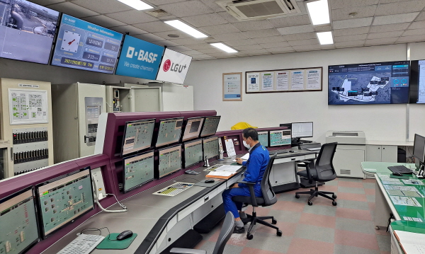 안전관리솔루션 및 LTE 전용망을 사용하는 울산 화성공장 내 관제실 모습. (사진=LG유플러스)