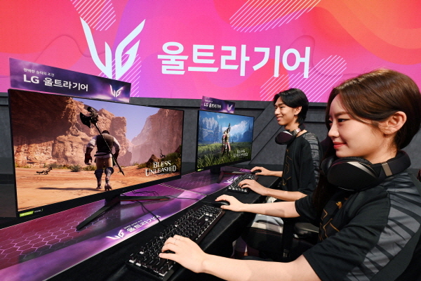 LG전자가 'LG 울트라기어' 게이밍 모니터 신제품(모델명: 32GP850)을 선보이며 코로나 19로 증가한 비대면 수요를 적극 공략한다. 모델들이 32GP850으로 게임을 즐기고 있다 (사진=LG전자)