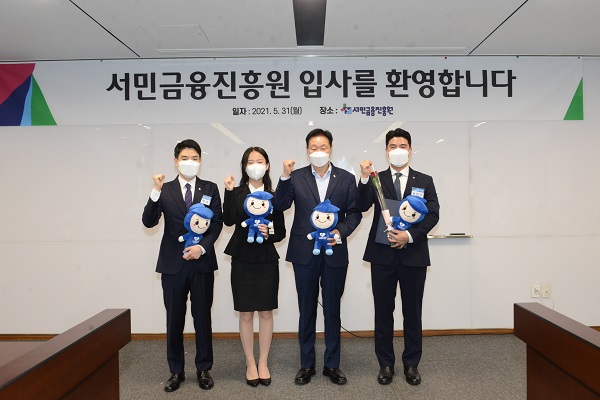 이계문 원장(왼쪽에서 세 번째)이 신규직원 임용식에서 신규직원 대표들과 기념촬영을 하고 있다. (사진=)