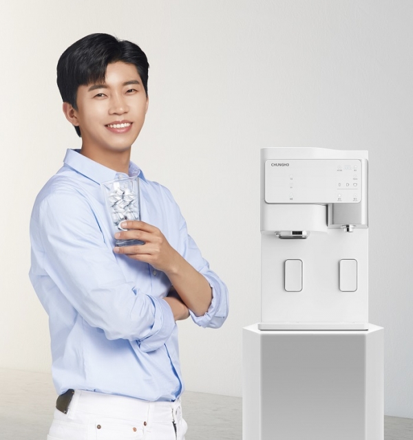 청호나이스 모델 임영웅과 살균얼음정수기 세니타 (사진=청호나이스)