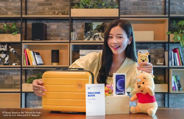 SK텔레콤 홍보모델이 디즈니 곰돌이 푸 캐릭터와 '티다 디즈니 스페셜 에디션' 구성품을 소개하는 모습. (사진=SK텔레콤)