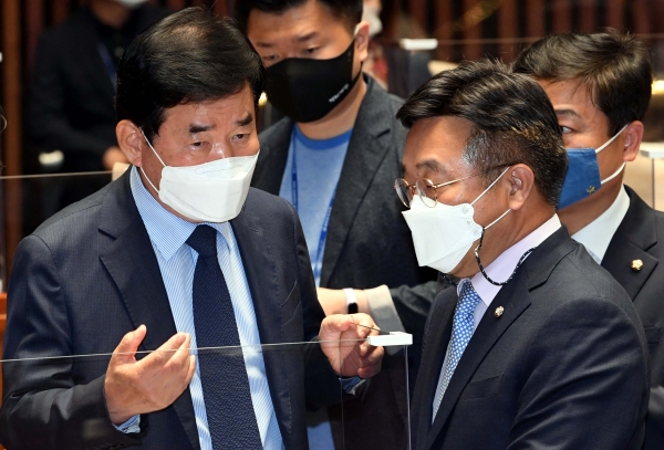 더불어민주당 윤호중 원내대표(오른쪽)와 김진표 부동산특위 위원장이 지난 27일 국회에서 열린 부동산 관련 정책의원총회에서 대화하고 있다.