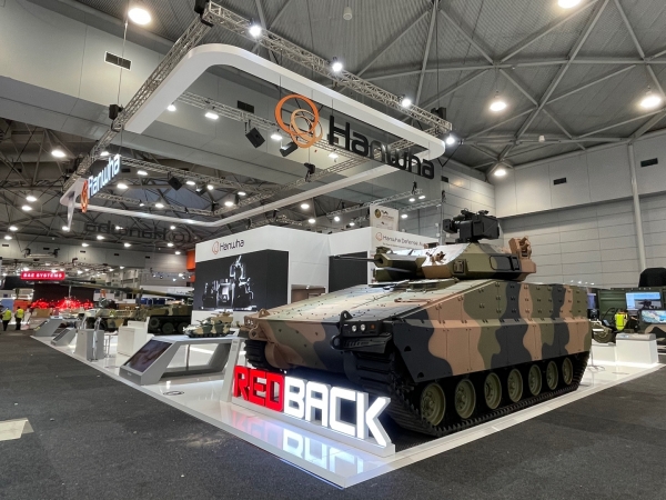 한화디펜스에 전시된 궤도장갑차 '레드백' (사진=한화디펜스)