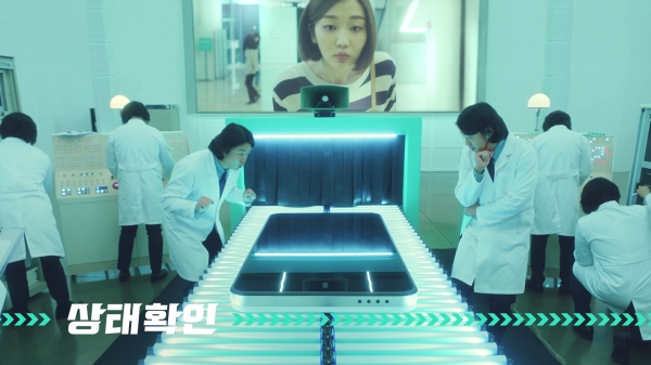 민팃 광고 캠페인 영상 중 휴대폰 검수 과정을 표현한 장면 (사진=SK네트웍스)