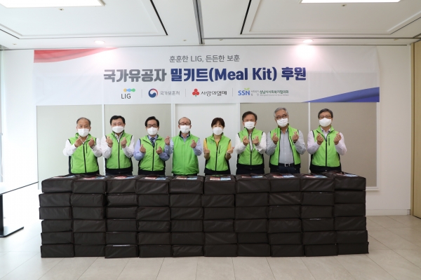 김지찬 LIG넥스원 대표(왼쪽 네번째), 강윤진 국가보훈처 복지증진국장(왼쪽 다섯번째), 최용준 (주)LIG 대표(왼쪽 여섯번째)가 기념사진을 촬영하고 있다. (사진=LIG)