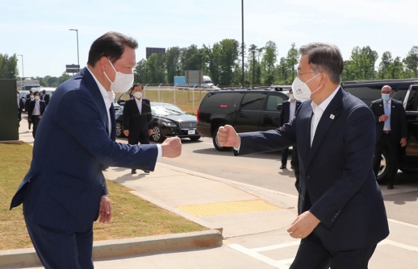 문재인 대통령이 지난달 22일 오후(현지시간) 미국 애틀랜타 SK이노베이션 전기차 배터리 공장을 방문, 최태원 SK회장 영접을 받고 있다. (사진=연합뉴스)