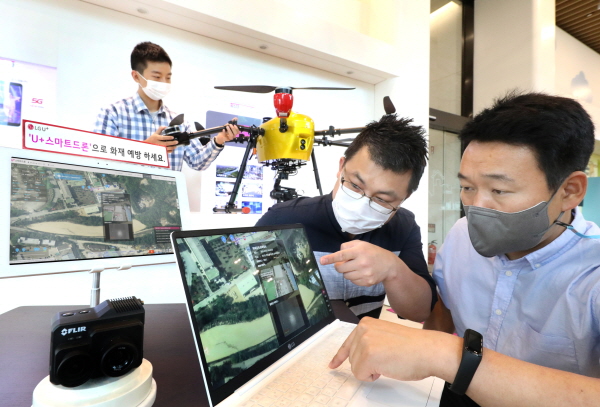 LG유플러스 관계자들이 U+스마트드론의 화재 감지 서비스를 점검하는 모습. (사진=LG유플러스)