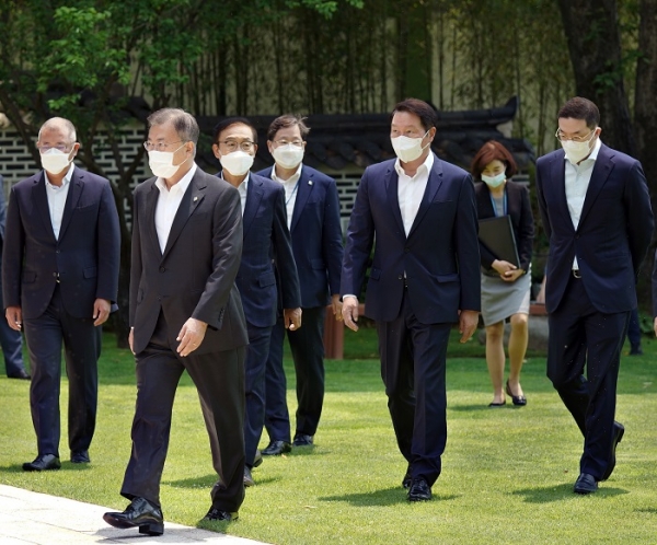 문재인 대통령이 2일 청와대 에서 4대 그룹 대표와 간담회장으로 향하고 있다. (사진 왼쪽부터) 정의선 현대자동차그룹 회장, 문 대통령, 김기남 삼성전자 부회장, 안일환 경제수석, 최태원 SK그룹 회장,박경미 청와대 대변인, 구광모 LG 그룹 회장. (사진=연합뉴스)