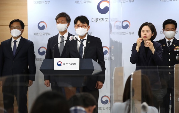 도규상 금융위원회 부위원장(가운데)이 2일 정부서울청사에서 부동산 투기조사·수사 중간결과를 발표하고 있다. (사진=연합뉴스)