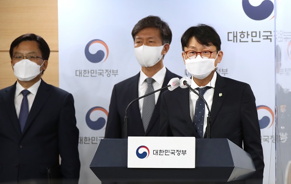 도규상 금융위원회 부위원장이 2일 정부서울청사 합동브리핑실에서 부동산 투기 조사 및 수사 중간결과를 발표하고 있다. (사진=연합뉴스)