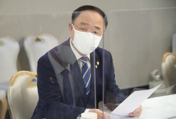 홍남기 부총리 겸 기획재정부 장관이 3일 정부서울청사에서 열린 '제23차 부동산시장 점검 관계장관회의'를 주재하며 발언하고 있다. (사진=연합뉴스)