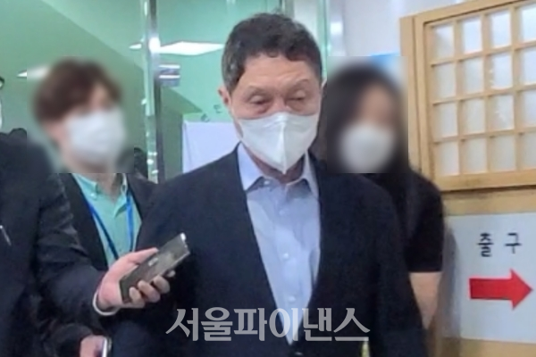 구본성 아워홈 부회장이 징역 6월에 집행유예 2년의 선고를 받은 뒤 법원을 서둘러 빠져나가고 있다. (사진=박시형 기자)