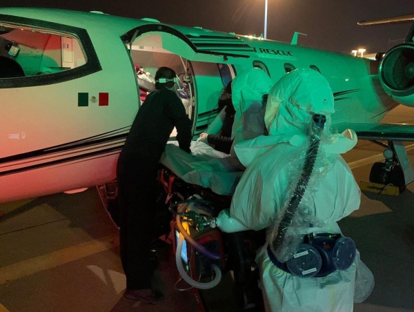 파키스탄 라호르에서 코로나19 중환자 교민을 에어앰뷸런스로 옮기고 있다. (사진=연합뉴스)