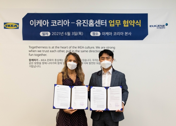 3일 이케아 코리아 본사에서 박주형 유진홈센터 상무(오른쪽)와 세버린 마티유 이케아 코리아 커스터머 풀필먼트 총괄자가 업무협약식 체결 후 기념사진을 촬영하고 있다.(사진=유진홈센터)