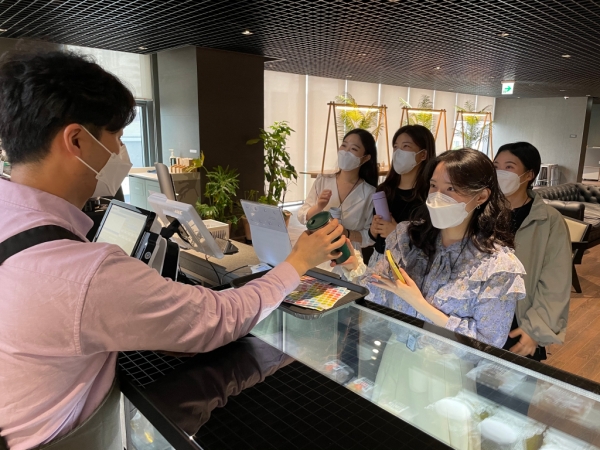 디타워 돈의문 DL본사 3층에 있는 D라운지 카페에서 개인용 머그컵을 이용하는 직원들에게 커피를 무료로 나눠 주는 행사를 진행하고 있다.(사진=DL그룹)