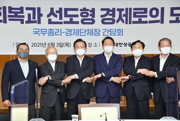 김부겸 국무총리가 최태원 대한상공회의소 회장 및 경제단체장들과 기념촬영을 하고 있다. (사진 왼쪽부터) 구자열 한국무역협회 회장, 손경식 한국경영자총협회 회장, 김부겸 국무총리, 최태원 대한상의 회장, 김기문 중소기업중앙회 회장, 강호갑 한국중견기업연합회 회장. (사진=대한상공회의소)