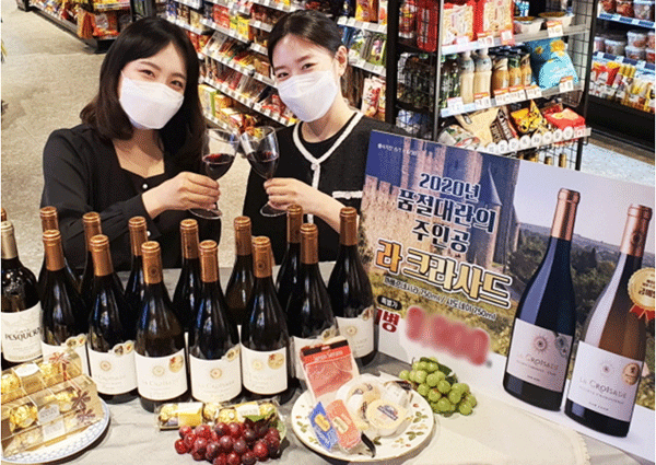 서울 성동구 이마트24 성수대우점에서 모델들이 프랑스 와인 '라 크라사드'를 소개하고 있다. (사진=이마트24) 