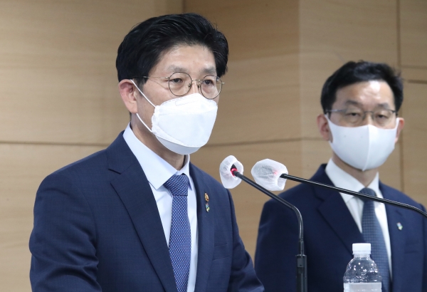 노형욱 국토교통부 장관이 7일 정부서울청사 브리핑실에서 LH혁신방안 대국민 브리핑을 하고 있다. 오른쪽은 국무조정실 윤창렬 국무2차장. (사진=연합뉴스)