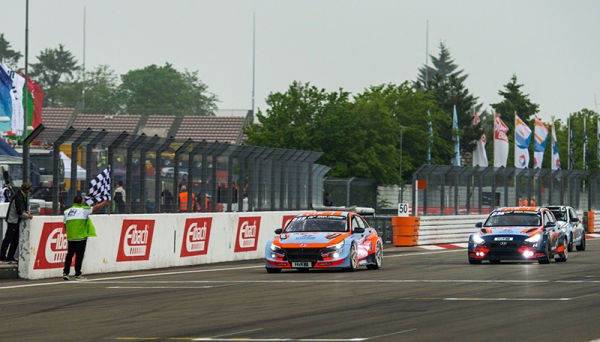 6월 5~6일 열린 뉘르부르크링 24시 내구레이스에서 각각 종합 32위, 33위, 89위로 결승선을 통과중인 엘란트라 N TCR, i30 N TCR, i20 N의 모습.  6월 5~6일 열린 뉘르부르크링 24시 내구레이스에서 주행중인 엘란트라 N TCR(국내명: 아반떼 N TCR)의 모습. (사진= 현대자동차)