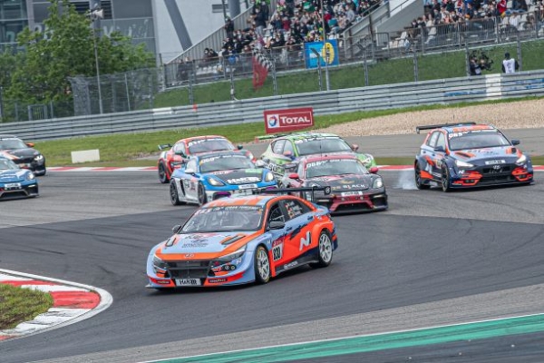 6월 5~6일 열린 뉘르부르크링 24시 내구레이스에서 각각 종합 32위, 33위, 89위로 결승선을 통과중인 엘란트라 N TCR, i30 N TCR, i20 N의 모습.  6월 5~6일 열린 뉘르부르크링 24시 내구레이스에서 주행중인 엘란트라 N TCR(국내명: 아반떼 N TCR)의 모습. (사진= 현대자동차)