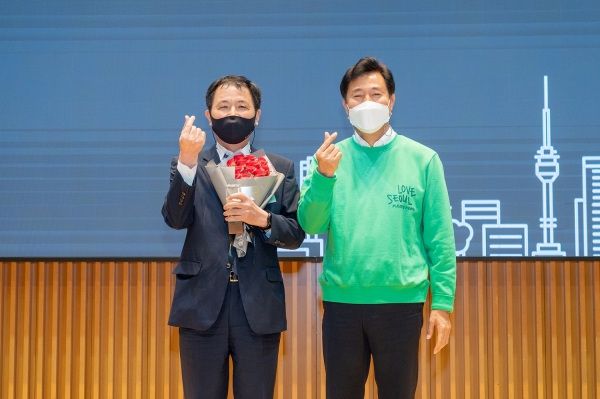 김용섭 효성티앤씨 대표이사(왼쪽)와 오세훈 서울시장이 '리젠서울'이 적용된 플리츠마마의 러브서울 에디션 상의를 입고 기념촬영을 하고 있다. (사진=효성티앤씨)