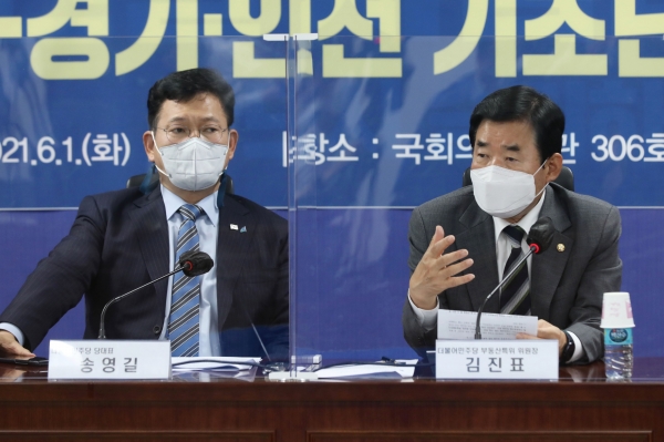 지난 1일 국회 의원회관에서 열린 '더불어민주당 부동산특별위원회-경기·인천 기초단체장 정책현안 회의'에서 김진표 부동산특위 위원장이 인사말을 하고 있다. (사진=연합뉴스)