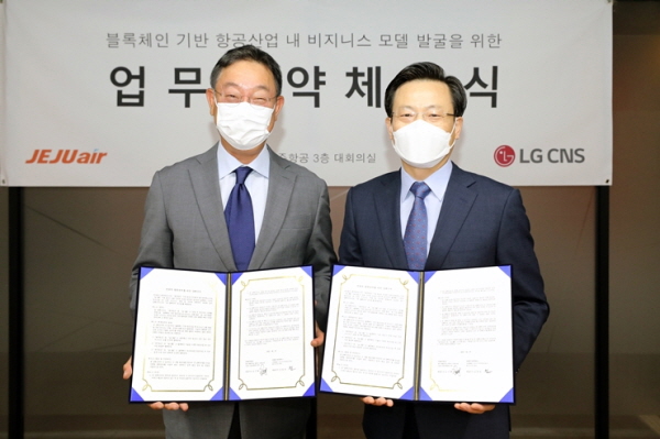 김이배 제주항공 대표(사진 오른쪽)와 현신균 LG CNS 부사장이 기념사진 촬영을 하고 있다. (사진=제주항공)