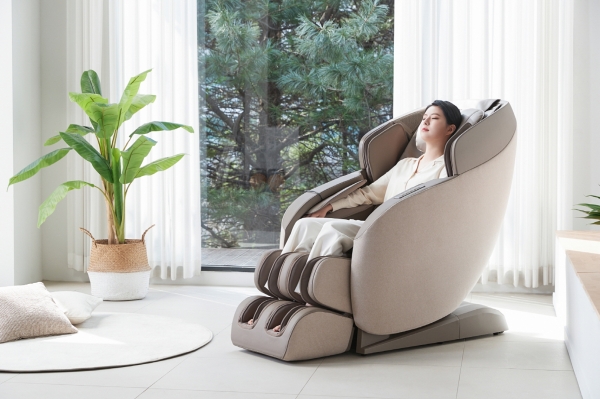 SK매직 '소파형 고급 안마의자(모델명: MMC-145)' 연출 이미지 (사진=SK매직)