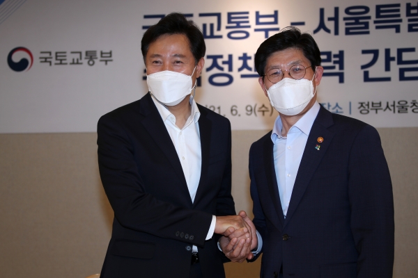 노형욱 국토부 장관(오른쪽)과 오세훈 서울시장이 9일 오후 정부서울청사에서 열린 주택정책 협력 강화방안 간담회에 앞서 인사를 나누고 있다. (사진=연합뉴스)