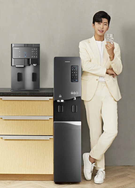 청호 언택트 얼음정수기와 모델 임영웅 (사진=청호나이스)
