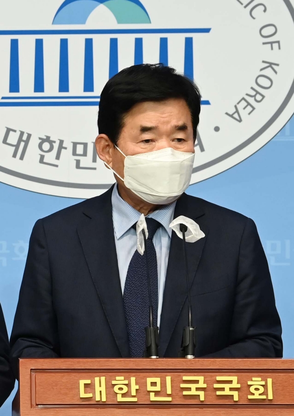 김진표 더불어민주당 부동산특위 위원장이 지난달 27일 서울 여의도 국회 소통관에서 주택 공급·금융·세제 개선안을 발표하고 있다. (사진=연합뉴스)