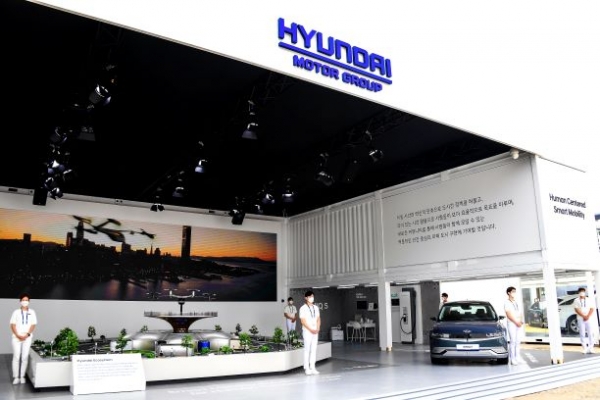 (왼쪽부터) 현대자동차 UAM사업추진실 송재용 상무, 현대자동차 정책조정팀 윤석현 전무, 현대자동차 UAM사업부 신재원 사장, 오세훈 서울시장, 백호 서울시 도시교통실장, 이혜경 서울시 보행친화기획관이 협약 체결 후 기념촬영을 하고 있는 모습. (사진= 현대자동차)