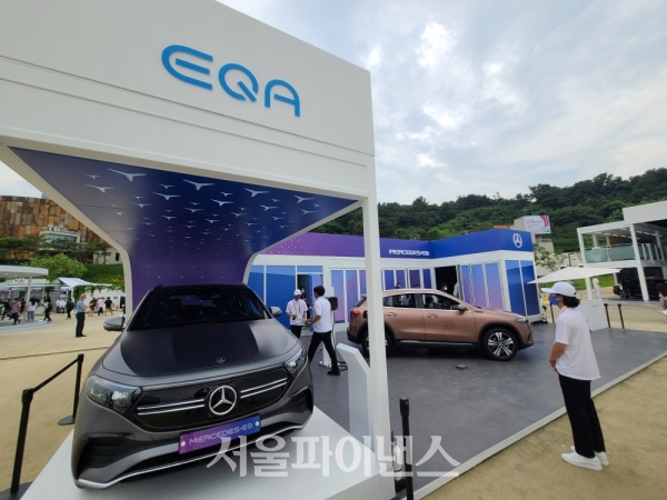 메르세데스 벤츠는 서울 스마트 모빌리티 엑스포에서 '더 뉴 EQA 250' 모델을 전시했다. (사진=박시형 기자)