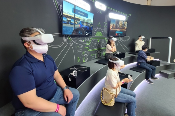 방문객들이 VR 기기를 착용하고 자율주행차 운행을 가상 체험해보고 있다. (사진=박시형 기자)
