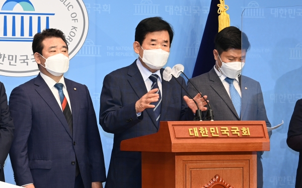 김진표 더불어민주당 부동산특위 위원장이 지난 10일 국회 소통관에서 '누구나 집' 시범사업 부지를 발표하고 있다. (사진=연합뉴스)