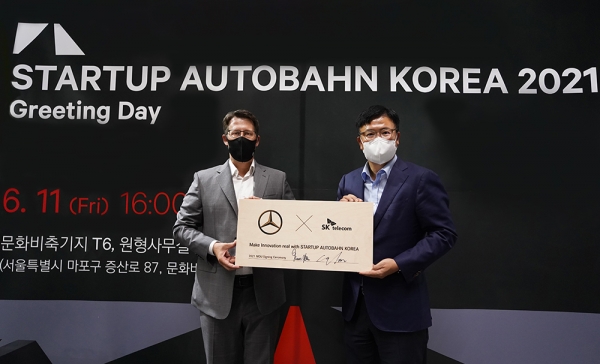 SK텔레콤이 메르세데스-벤츠 코리아와 유망 스타트업 발굴 및 사업 협력을 위한 업무협약을 체결했다고 13일 밝혔다. 토마스 클라인 메르세데스-벤츠 코리아 대표(왼쪽)과 하형일 SKT 코퍼레이트2센터장이 기념사진을 촬영하고 있다. (사진=SK텔레콤)
