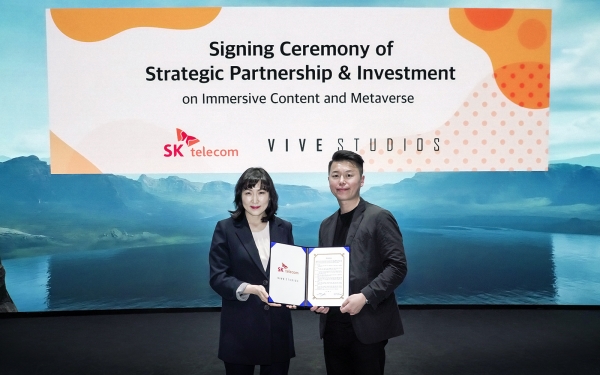 전진수 SKT 메타버스CO장(왼쪽)과 김세규 비브스튜디오스 대표가 협력 계약 체결 후 기념 촬영하는 모습. (사진=SK텔레콤)