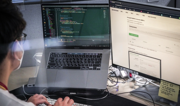 SK텔레콤은 SK하이닉스, SK㈜ C&C, SK브로드밴드, SK플래닛 등 SK ICT패밀리사 개발전문가들과 외부 개발인재간 소통과 기술 공유를 위한 디벨로퍼 릴레이션 채널인 '데보션'을 선보인다고 14일 밝혔다. (사진=SK텔레콤)
