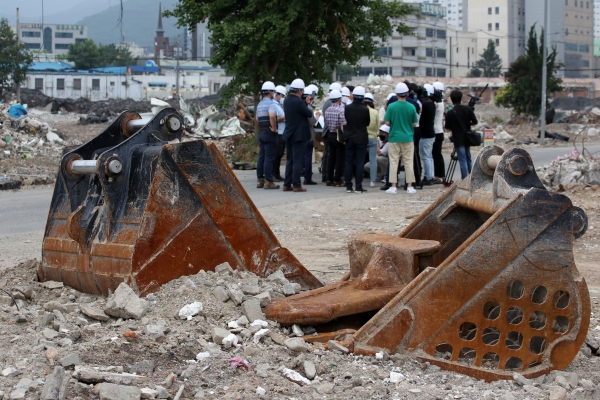 14일 광주 학동4구역 재개발 공사 현장에서 동구청과 건설사, 건축사 관계자들이 안전점검을 하고 있다. (사진=연합뉴스)