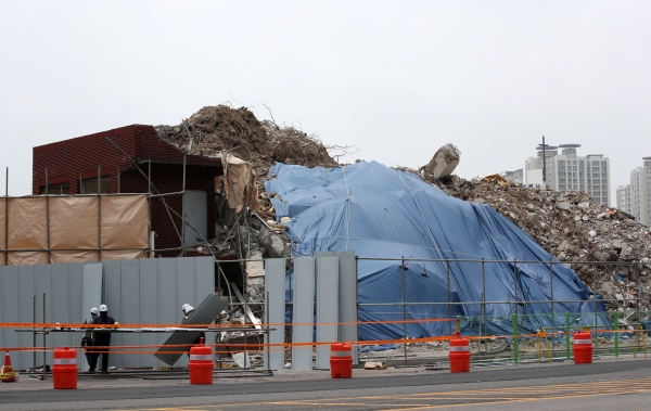 14일 오후 광주 동구 학동4구역 철거 건물 붕괴 참사 현장에서 공사 관계자가 안전 펜스를 설치하고 있다. (사진=연합뉴스)