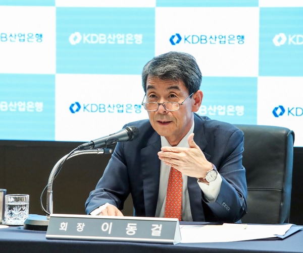 이동걸 산업은행 회장이 14일 온라인 기자간담회에서 기자질의에 답하고 있다. (사진=산업은행)