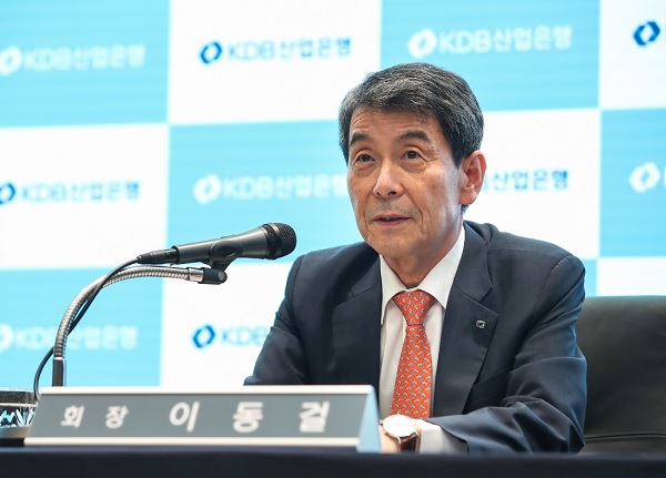 이동걸 산업은행 회장이 14일 오후 온라인 기자간담회를 열고 기자질의에 답하고 있다. (사진=산업은행)