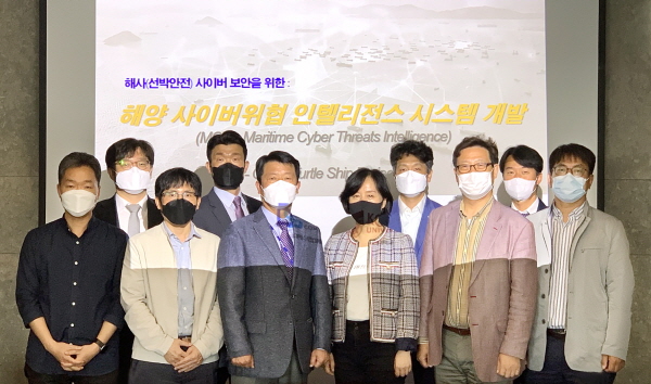 대우조선해양, 디에스랩컴퍼니, 고려대학교, 시큐아이, 파이오링크 등 5개 산-학 기관 관계자들이 모여 사이버보안 기술에 대한 워크샵을 진행하고 있다. (사진=대우조선해양)