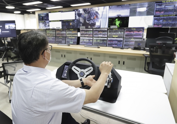 경기도 과천의 KT 네트워크관제센터에서 KT 직원이 포항운하를 자율운항하고 있는 선박을 원격으로 실시간 관제하고 있는 모습. (사진=KT)