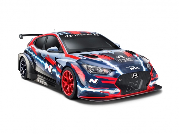 현대 벨로스터 N ETCR의 모습. 작년 10월 9일 덴마크 코펜하겐 시청 앞에서 2021 시즌 PURE ETCR 대회 선포식 무대위에 전시된 현대차그룹 수소연료전지 발전기와 현대 벨로스터 N ETCR, 드라이버 아우구스토 파푸스(Augusto Farfus)의 모습사진 4) 작년 10월 9일 덴마크 코펜하겐에서 PURE ETCR 대회 선포식에 참가한 현대차 벨로스터 N ETCR이 도심을 주행하고 있는 모습 (사진= 현대자동차)