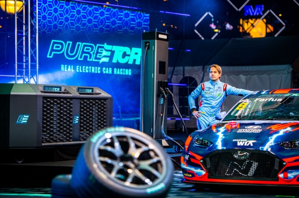 작년 10월 9일 덴마크 코펜하겐 시청 앞에서 2021 시즌 PURE ETCR 대회 선포식 무대위에 전시된 현대차그룹 수소연료전지 발전기와 현대 벨로스터 N ETCR, 드라이버 아우구스토 파푸스의 모습. (사진= 현대자동차)